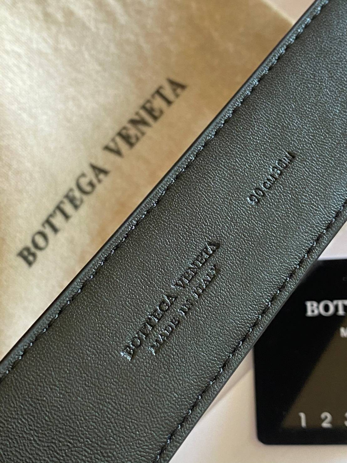 VIP 】♥️ BOTTEGA VENATA BELT เข็มขัดสุดหรูงานหนังแท้ ดีไซน์สุดคลาสสิคสไตล์ พร้อมส่ง 3 สี ภาพสินค้าถ่ายจากงานขายจริง สวยมากค่ะ หนังคุณภาพดีมาก เข้าได้กับทุกลุ๊คสไตล์การเเต่งตัว สวยหรูดูดีมีระดับ ไอเท็มนี้แนะนำเลยค่ะ!