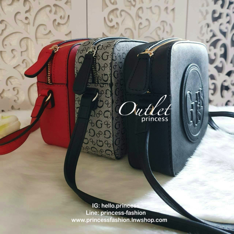 GUESS ANGELEA LOGO CROSSBODY กระเป๋าสะพายหนังซาฟิโน่ทรงตั้งสวย ด้านหน้าติดโลโก้แบรนด์ทรงกลมนูน เปิดปิดด้วยซิป ด้านในโล่งกว้าง มีช่องซิปเล็ก สามารถใส่กระเป๋าสตางค์ใบยาว มือถือ ของจุกจิกได้เยอะ ขนาดกำลังดี สะพายได้เท่ห์ๆเข้าได้กับทุกชุดเลยนะคะ
