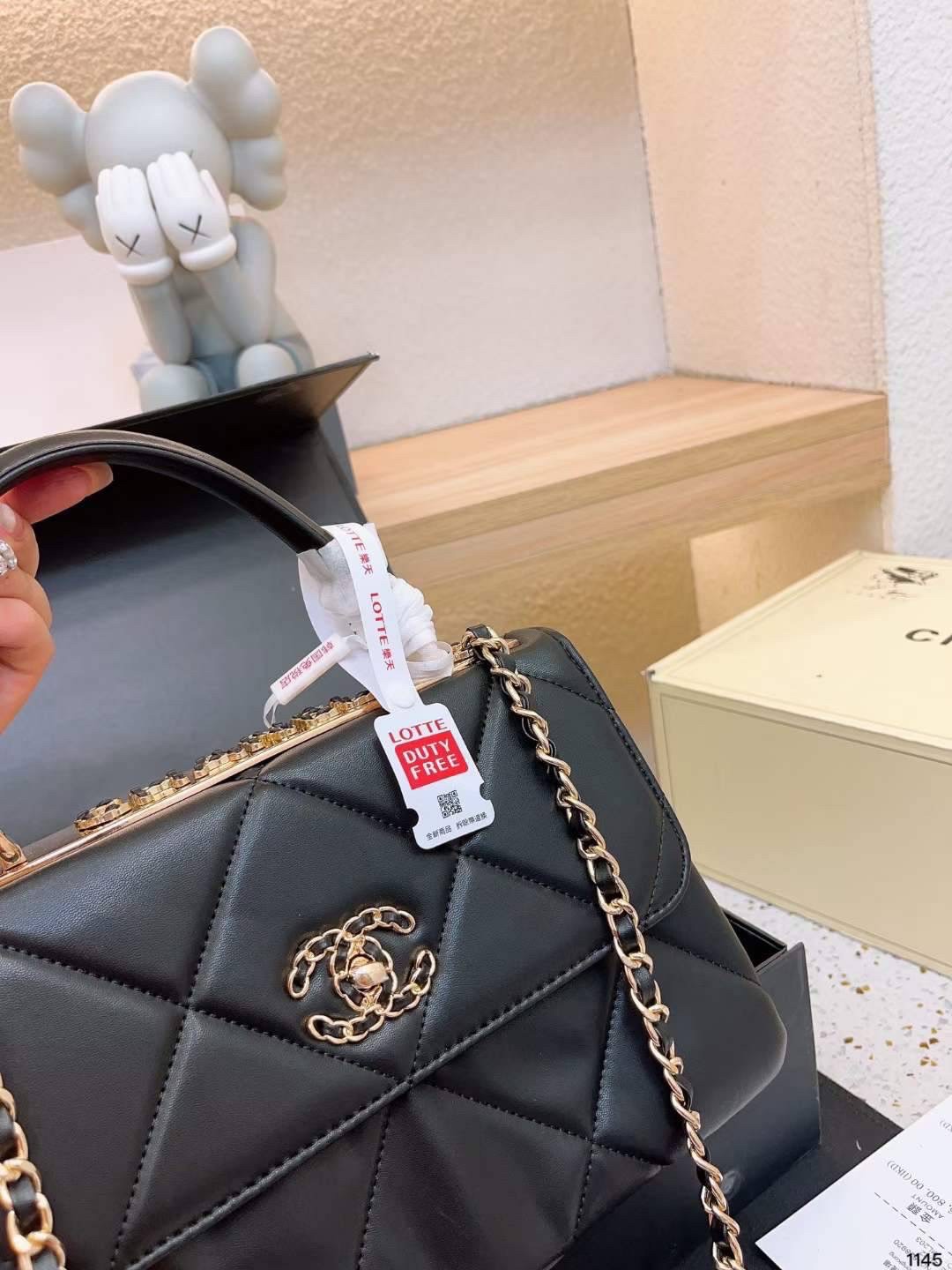 Chanel Trendy CC Handle Flap Bag 10" / Chanel Bag พร้อมส่ง กระเป๋าสะพายสุดคลาสสิคพร้อมมือจับในตัว งานหนังเรียบ อะไหล่ทองสวยมาก มาพร้อมกล่อง อปก ครบเซ็ท รอบนี้จัดราคาพิเศษสุดคุ้มค่ะ