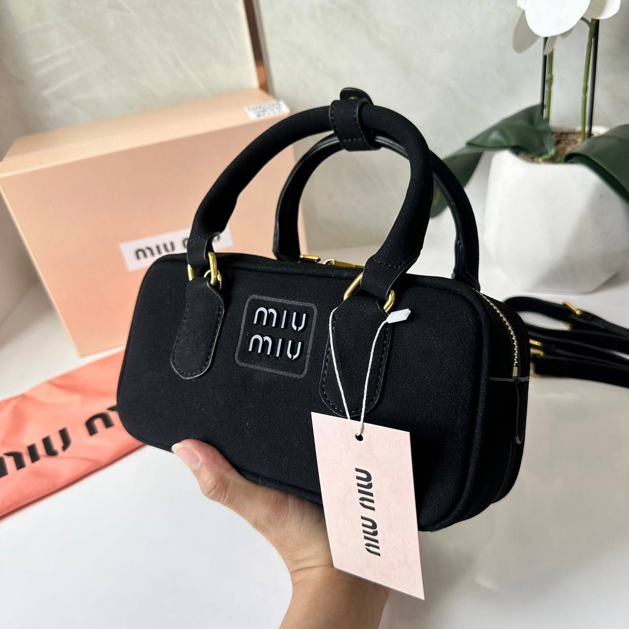 MIU MIU Arcadie padded suede top-handle bag กระเป๋าถือ/สะพาย คอลใหม่ล่าสุด รุ่นฮอทดีไซน์เหลี่ยม งานกำมะหยี่หนังกลับสวยละมุน น่ารักน่าใช้มากค่ะ