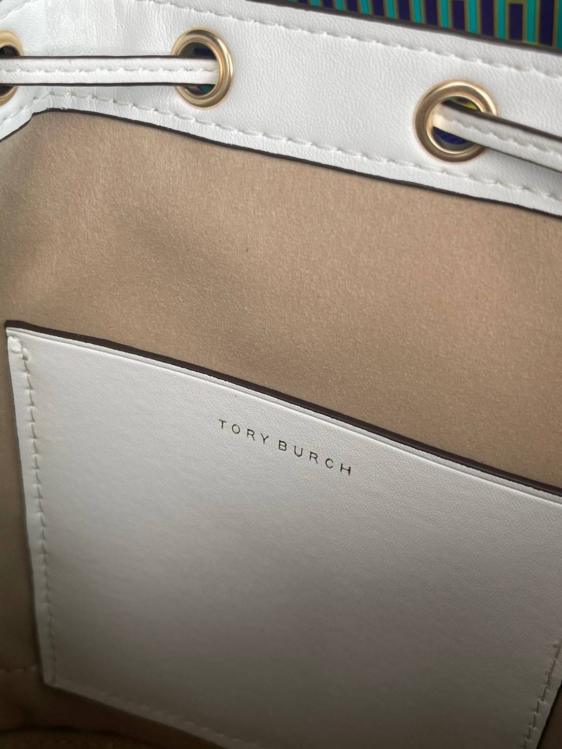 ของแท้ 💯% Tory burch t monogram jacquard embroidered bucket รุ่นใหม่ล่าสุดจาก TORY BURCH ครั้งแรกกับโมโนแกรม ที่ได้รับแรงบันดาลใจมาจากโลโก้สุดคลาสสิก