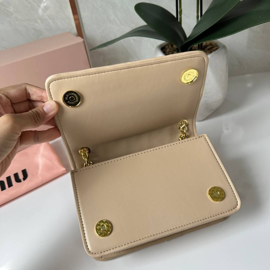 Miu Miu Matelassé Nappa Leather Mini Bag / Miu Miu Woman’S Bag Chain Mini bag กระเป๋ามินิรูปทรงสี่เหลี่ยมวัสดุหนังNappa มีความนุ่มมือและเงางาม