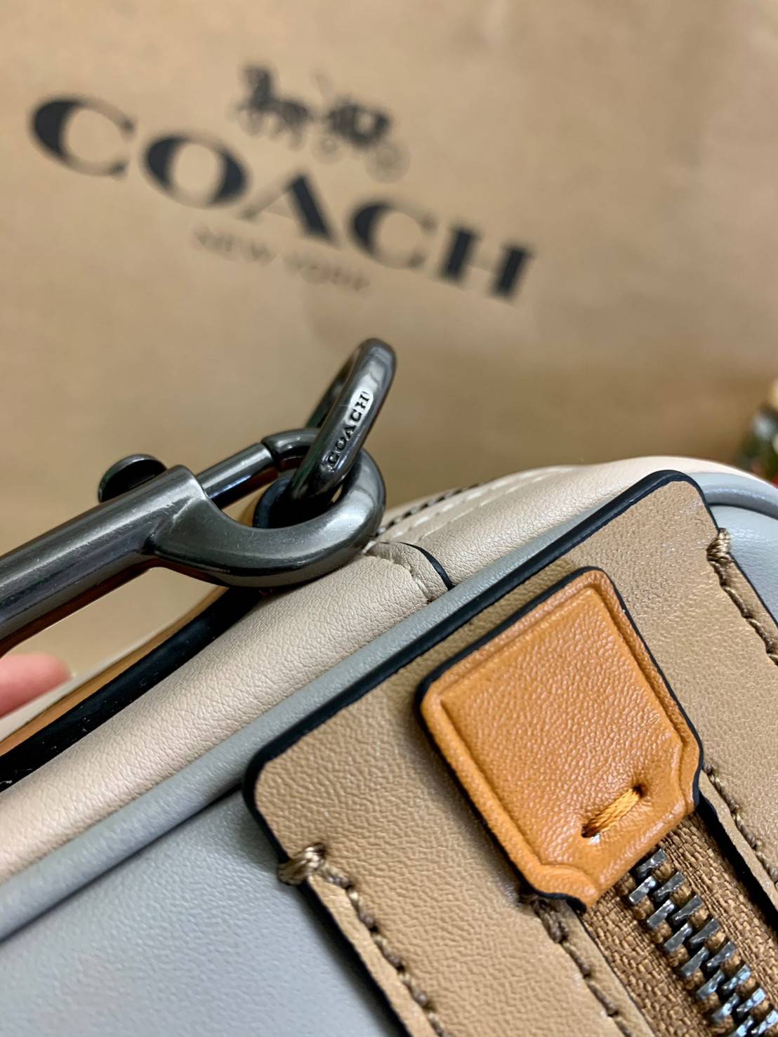COACH ACADEMY CROSSBODY IN SIGNATURE WITH VARSITY ZIPPER ((768, 960)) พร้อมส่งที่ไทยอีกครั้ง! ได้ไปหลงรักแน่นอนค่ะ😘 กระเป๋าสะพายครอสบอดี้ร์ของคุณผู้ชาย((สาวหล่อใช้ก็สวยทีเดียว)) หนังแท้อย่างดี หนังนิ่มมือดีค่ะ