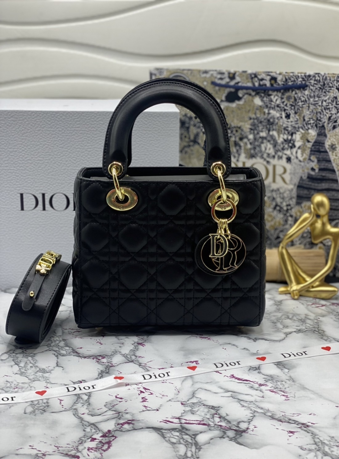 หนังแท้ DIOR LADY BAG 20cm ความสง่างามอีกหนึ่งรุ่นของ Dior รูปทรงสีเหลียม ขนาดกระทัดรัด ตั้งอยู่ทรง ฐานกระเป๋าแข็งแรง มีหมุดรองฐาน ดีไซน์ที่มีเอกลักษณ์เฉพาะตัว ด้านหน้าตกแต่งด้วยตัวอักษร D.I.R ห้อยเป็นพวงกุญแจ จะถือด้วยมือหรือสะพายไหล่ก็ดูดีมากๆ ค่ะ