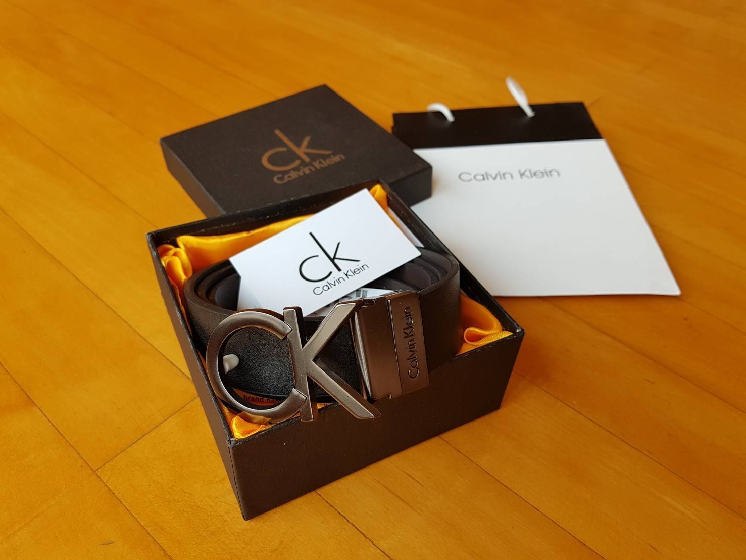 Calvin Klein Men's Belt Gift Set ชุดเข็มขัดสำหรับคุณผู้ชาย วัสดุหนังเรียบ นิ่ม คุณภาพดี ดีไซน์เรียบเท่ห์ หัวเข็มขัดดีไซน์ตัวอักษร CK สีรมดำ สายสลับใช้ได้ 2 ด้านไม่จำเจ 2 in 1ไม่ว่าจะแต่งกาย สไตล์ลำลองหรือทางการเอาอยู่ทุก look ค่ะ ราคาสุดคุ้ม มาพร้อมก