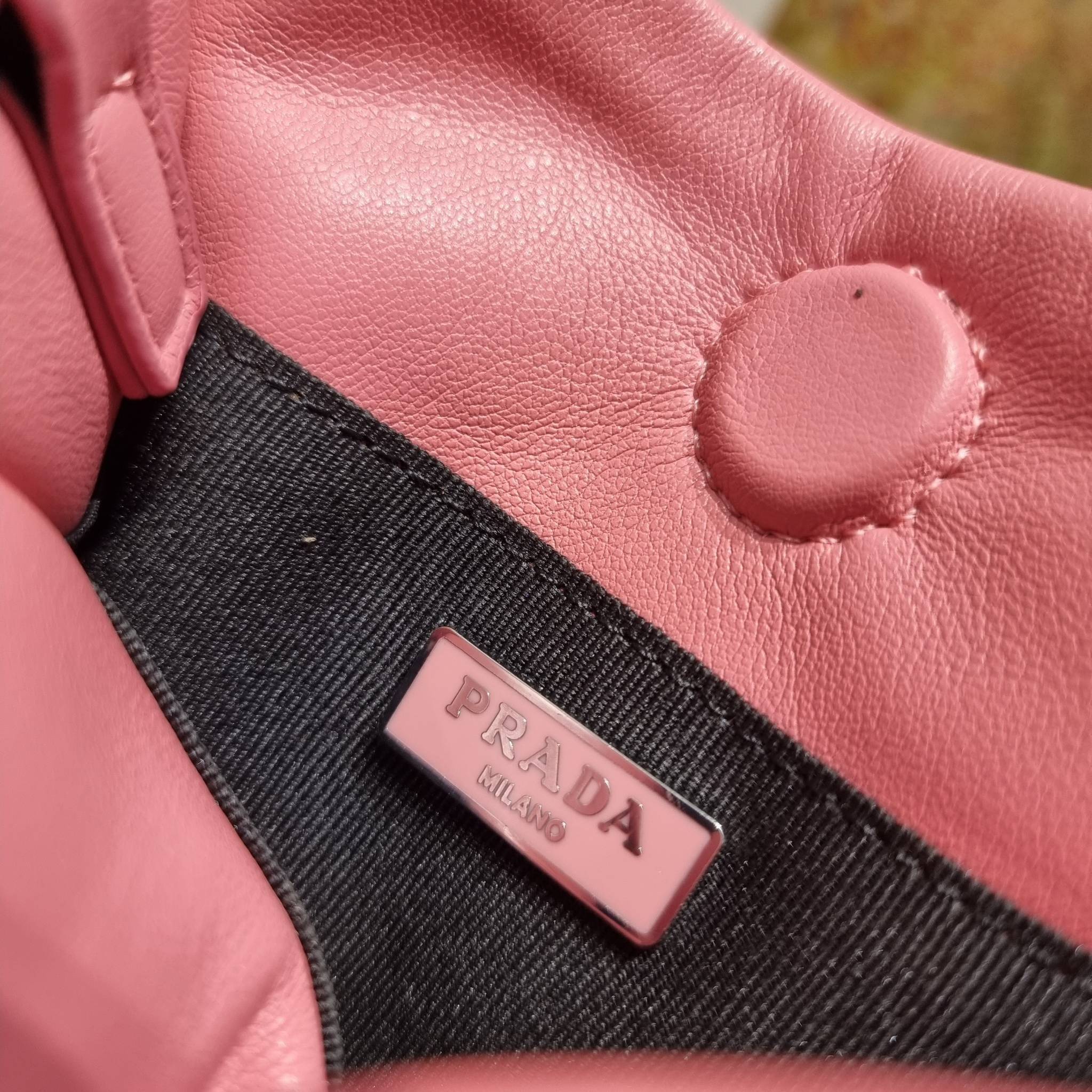 PRADA Small padded Soft nappa-leather bag พร้อมส่ง 4 สี น้องใหม่ล่าสุด กับคอลเลคชั่นที่ทำออกมาตอบโจทย์ได้ทุกไลฟ์สไตล์