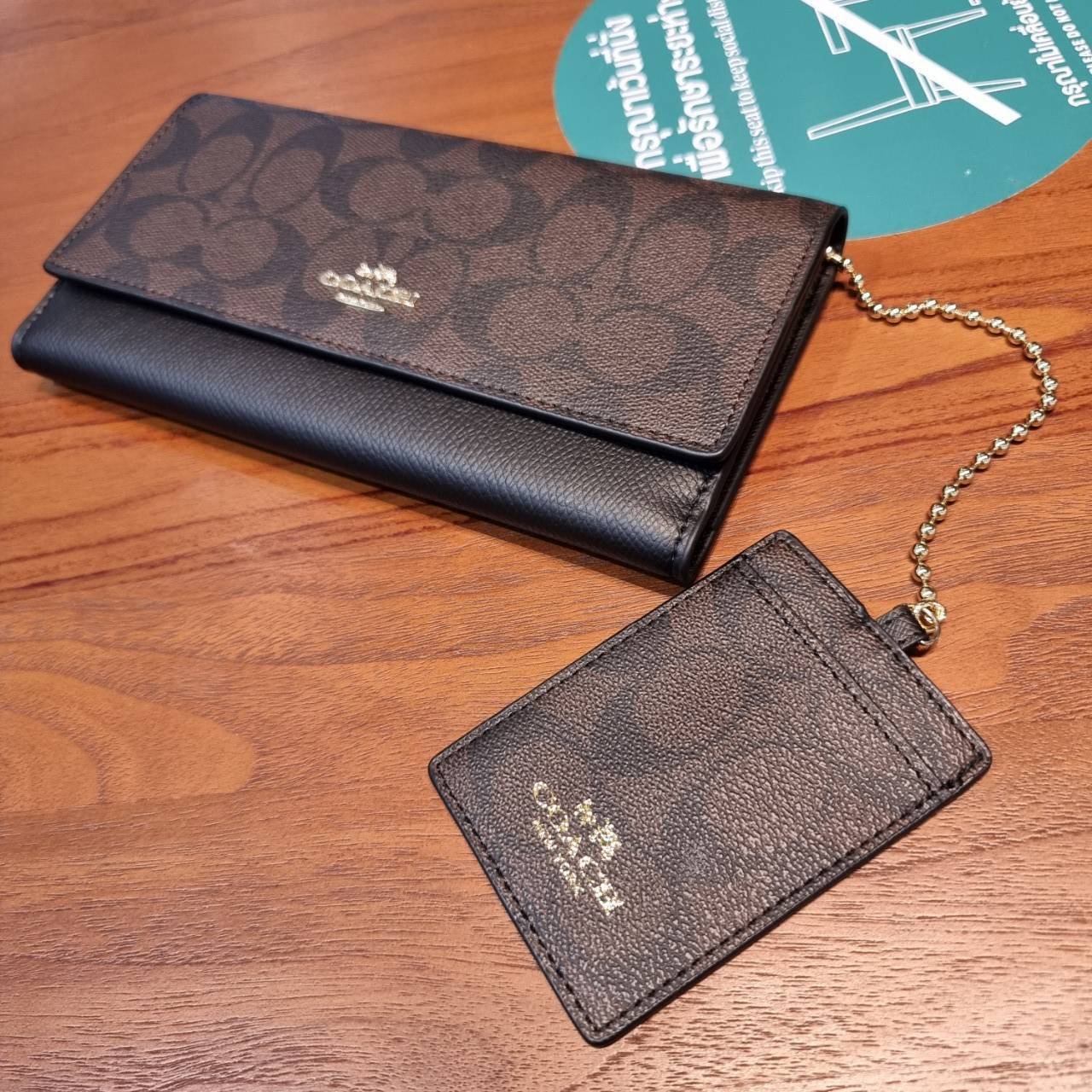 COACH F53763 TRIFOLD WALLET IN SIGNATURE กลับมาแล้วจ้า!! รุ่นขายดี!! 💓 ดีไซน์ใหม่ กระเป๋าสตางค์ใบยาว แถมที่ห้อยใส่บัตรแยกให้ (ถอดออกได้) น่ารักมากๆ ใช้งานง่าย เปิด-ปิดด้วยกระดุม ภายในใส่ธนบัตร ใส่บัตรได้เยอะ ใส่มือถือได้ไปอีก!! จุใจสุดๆ บอกเลยว่าใ