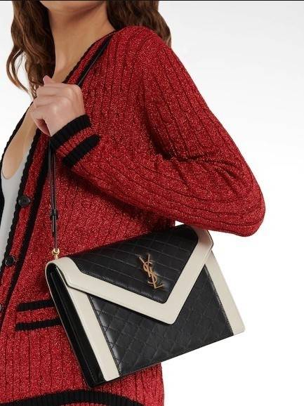 VIP SAINT LAURENT GABY SATCHEL BLACK / YSL GABY กระเป๋าสะพายดีไซน์เกร๋ รูปทรงแบบซองจดหมาย หนังลายตาราง น้องใหม่จากSaint Laurent Gaby Satchel วัสุดหนังลูกแกะแบบควิลท์ (หนังแกะสังเคราะห์) งานสไตล์วินเทจ แต่งขอบสีขาวตัดกับสีดำ ด้านหลังมีช่องสำหรับใส่ของได้ โ