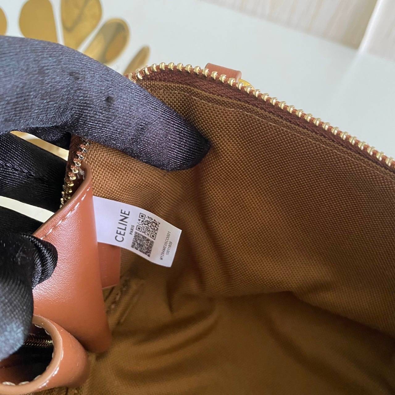 หนังแท้ CELINE TRIOMPHE Triumphal Arch Canvas Shoulder Messenger Chain Bag / CELINE CLUTCH WITH CHAIN กระเป๋าคลัทช์ดีไซน์เรียบหรูออกแบบมาได้อย่างลงตัว พร้อมสายสะพายโซ่ทองสุดหรู ด้วยรูปทรงที่สวยงามและทันสมัย สามารถใส่กระเป๋าสตางค์ใบสั้นหรือเครื่องสำอางค์ได