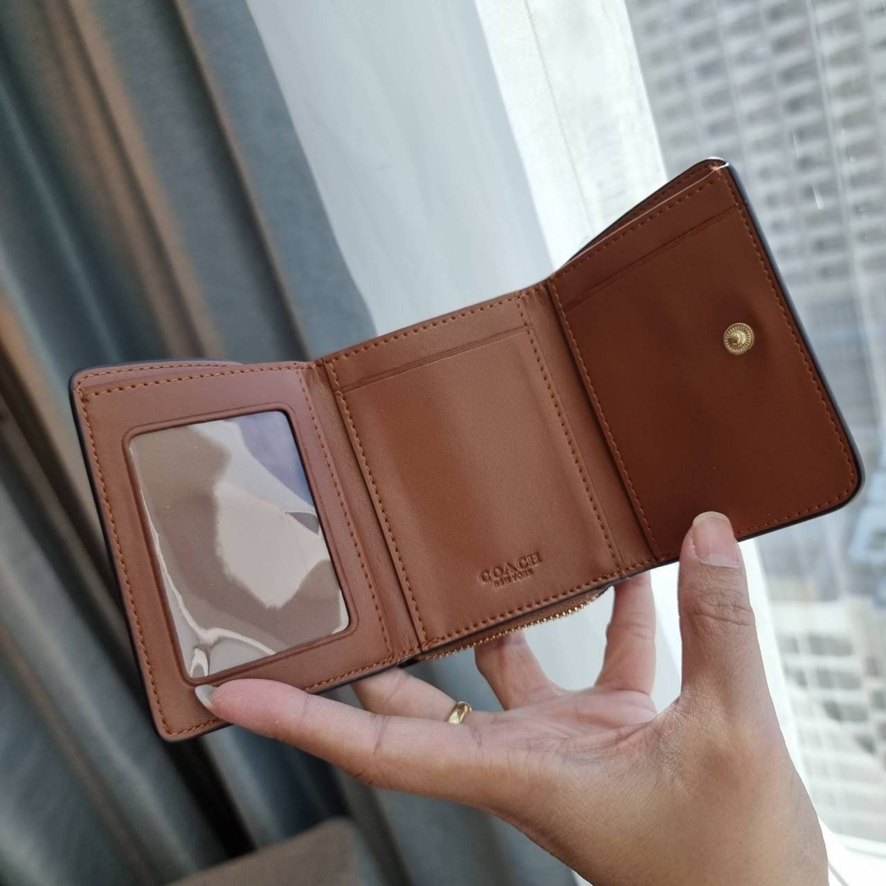 OUTLET 】COACH F41302 SMALL TRIFOLD WALLET IN SIGNATURE CANVAS สวยคลาสสิค พกพาง่าย ใบเล็กน่ารักน่าใช้ ต้องยกให้ใบนี้จ้า 💗💋 ตอบโจทย์คนชอบพกน้อยที่สุด!! กระเป๋าสตางค์ใบสั้นหนังแคนวาสเคลือบคุณภาพดี ภายในเป็นหนังแท้ ใส่บัตร ใส่ธนบัตรได้ทุกชนิด 