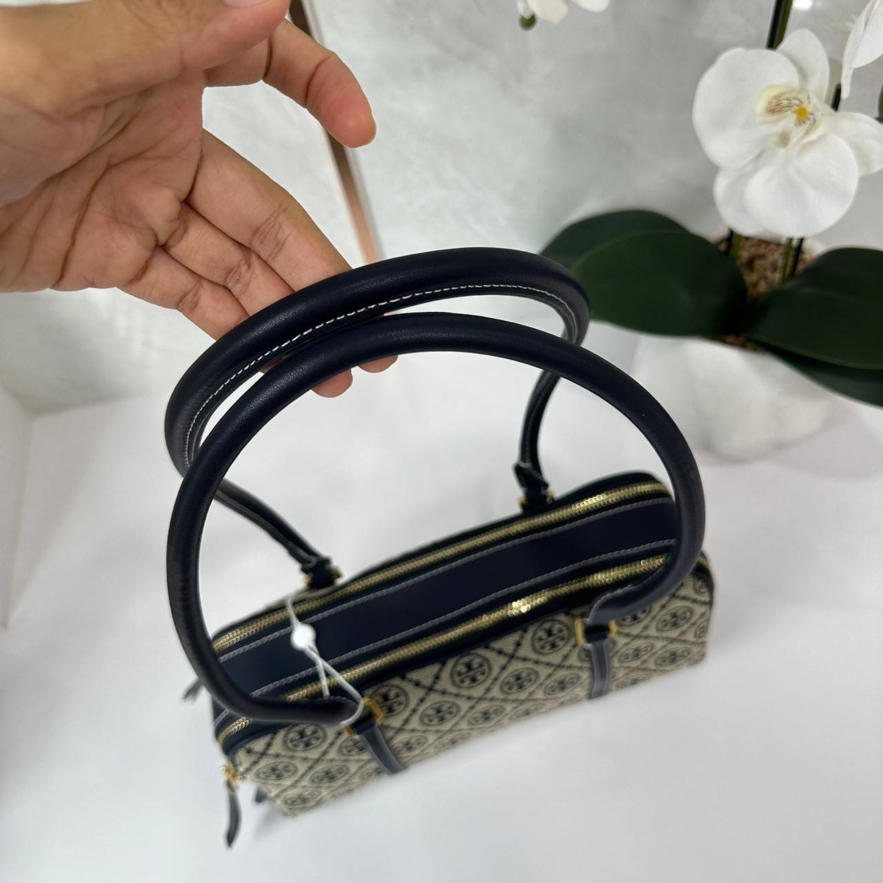 TORY BURCH Small T Monogram Marshmallow Satchel / Tory Burch tote handbag พร้อมส่ง 2 สี ใหม่ล่าสุด กระเป๋าสะพายไหล่ดีไซน์สุดทันสมัย ตัดเย็บสวยงาม ผ้า jacquard ตัดหนัง เปิด-ปิดแบบซิป มีช่องแบ่ง 2 ช่อง มีซิปลับด้านใน ใส่ของได้เยอะมากๆ ค่ะ