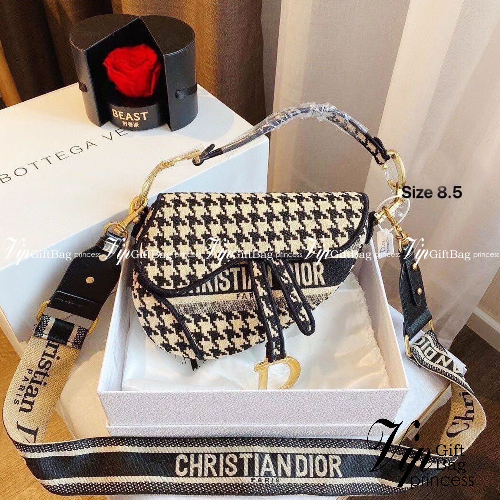 DIOR SADDLE BAG กระเป๋าสะพายดิออร์ รุ่นยอดนิยมตามแบบฉบับแบรนด์ ใช้งานได้ 2 แบบ สะพายยาว CROSSBODY และสายสั้นถือได้เก๋ๆ ลุคนี้คูลสุดๆ เลยค่าา ภาพถ่ายจากสินค้าจริง! สวยมาก พร้อมส่งที่ไทยราคาสุดคุ้ม สาวๆ ห้ามพลาดค่ะ!