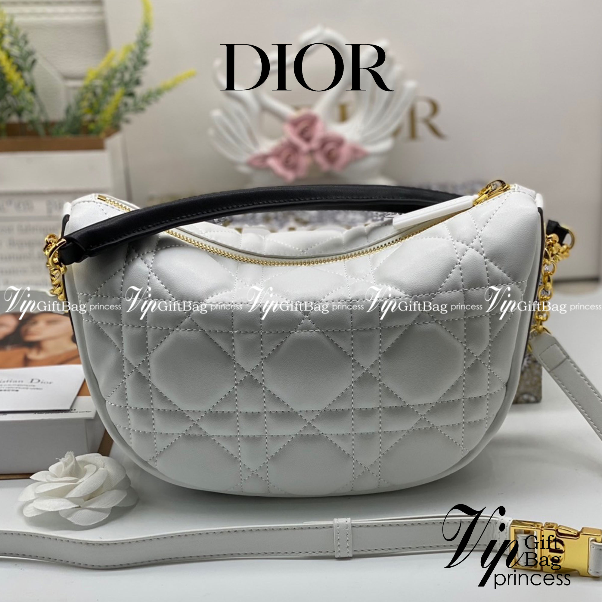 หนังแท้ DIOR MEDIUM DIOR VIBE HOBO BAG รุ่นใหม่ล่าสุด พร้อมส่งที่ไทย เกรดออริจินอลหนังแท้ สวยมากค่ะ ภาพสินค้าถ่ายจากงานขายจริง ใช้งานต่างประเทศได้