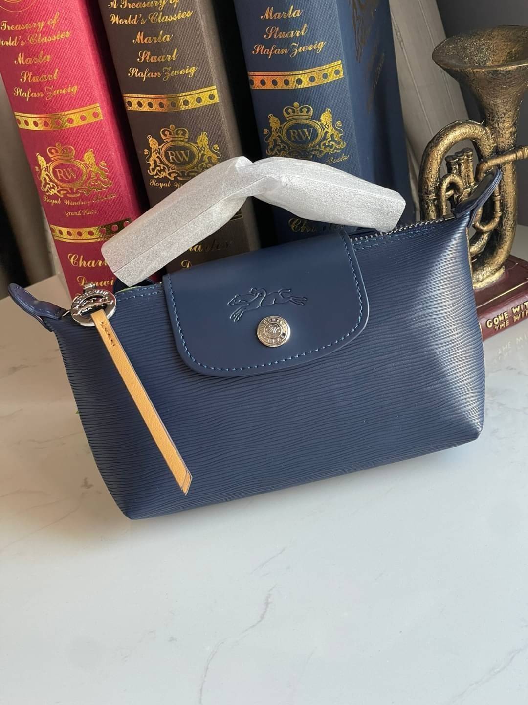 LONGCHAMP LE PLIAGE CITY POUCH WITH HANDLE Taupe - Canvas (ไม่มีสายยาว) กระเป๋าเครื่องสำอางแบบมีซิปพร้อมหูหิ้วใบนี้เหมาะสำหรับการจัดระเบียบกระเป๋าของคุณ