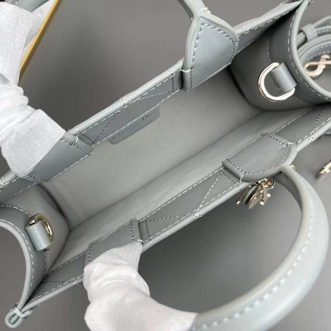 Dior mini book tote macro cannage bag กระเป๋าทรงโท้ทสุดฮิต ไซส์มินิ ดีไซน์ใหม่ หนังสวย พกพาไปไหนก็ได้ คล่องตัวและแมตช์ง่ายสุดๆ เกรดท็อปไฮเอน 1:1 ใช้งานต่างประเทศได้