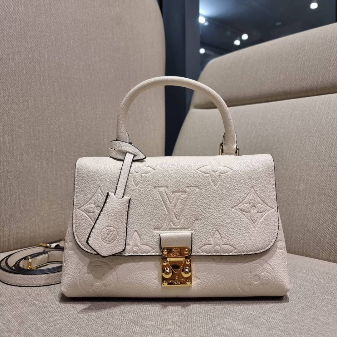 VIP 🥂 LV MADELEINE BAG ใหม่ล่าสุด อีกหนึ่งรุ่นคลาสสิคหายาก ที่สาวๆรอคอย กระเป๋าถือ/สะพายข้าง ดีไซน์เรียบง่าย แต่เต็มไปด้วยดีเทลความหรู วัสดุหนังวัวปั๊มลายเอกลักษณ์ เปิด‐ปิดด้วยอะไหล่กดล็อคสีทองหรู และมีพวงหนังห้อยพิเศษแถมมาให้ด้วย ภายในแบ่งสัดส่วน