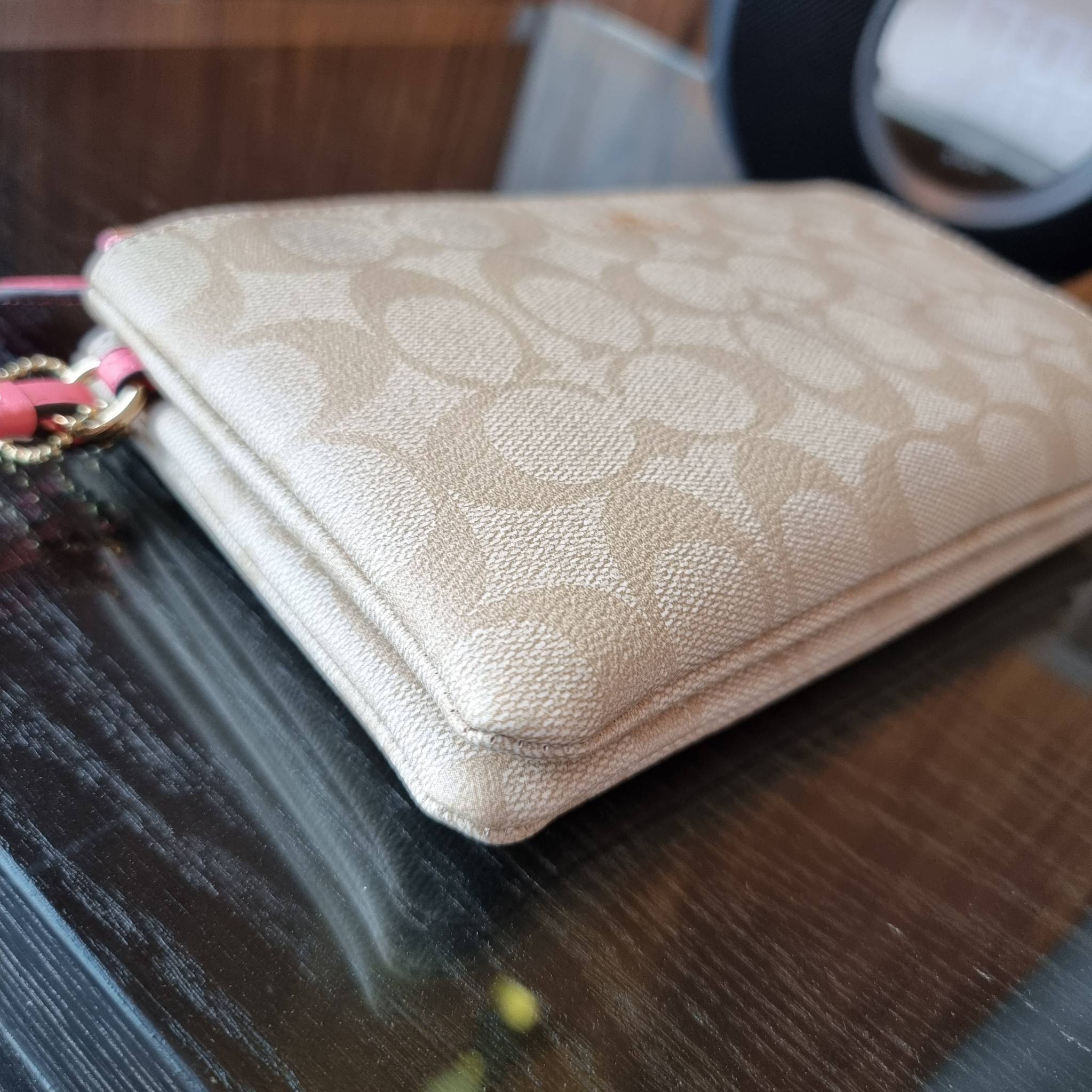 COACH F54057 DOUBLE ZIP WALLET IN SIGNATURE กระเป๋าคล้องมือ size L ใบนี้ใส่มือถือได้ทุกรุ่น ขนาดกำลังดี พกพาสะดวกมากๆ วัสดุหนังสังเคราะห์ ภายในเป็นผ้าสีสวยคม ใส่ธนบัตร ใส่บัตรได้เยอะ ใส่มือถือได้สบายๆทุกรุ่น ตอบโจทย์สาวๆที่ไม่ชอบพกเยอะวุ่นวายจ้า ใบนี้เอาอ