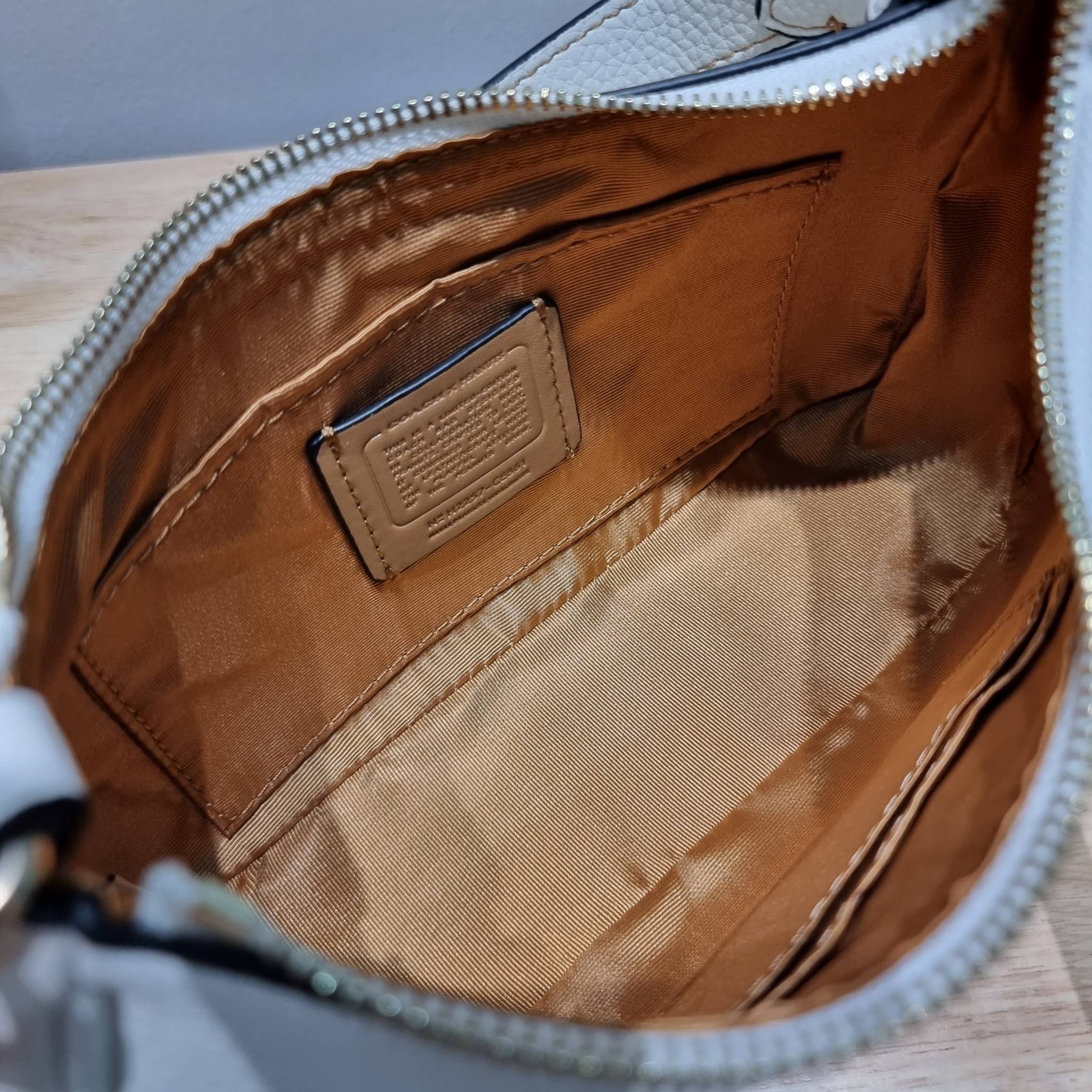 Coach X Peanuts Teri Shoulder Bag With Snoopy And Friends Motif CE861 คอลเลคชั่นสุดคิ้วท์ ไม่ให้ช้อปยังไงไหว!! กับกระเป๋าสะพายไหล่กึ่งทรงพอช พร้อมเสิร์ฟความสวยถึงบ้านไปเลยก่อนใคร แบบไม่ต้องพรีฯ ด้วยดีไซน์ลวดลายกาน์ตูนยอดฮิต มาพร้อมสายสะพาย 2 เส้น