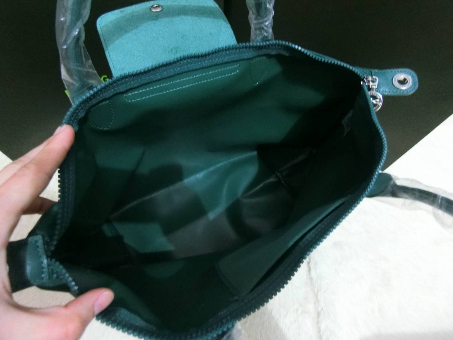 Longchamp Size S สินค้าใหม่ ของแท้!! เป็นล็อตผลิตเกินออเดอร์จากโรงงาน มาพร้อมการ์ด/ถุงผ้าแบรนด์/ถุงกระดาษแบรนด์ Size S: 25 x H. 23 x 16 cm. Color: Emerald Green 033