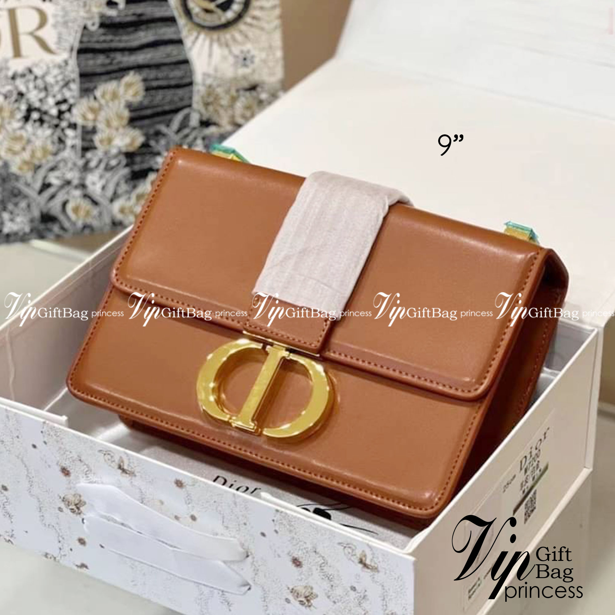 Dior 30 Montaigne Bag 9" รุ่นหนังเรียบ กระเป๋าสะพายดิออร์ เอกลักษณ์ของความหรู น้ำหนักเบา ไอเท็มหายาก!! Best seller!! ยกให้น้องเลย!! ดีไซน์เรียบหรูในความเป็นเอกลักษณ์ ใช้งานง่าย สะดวก ได้ทุกโอกาส แนะนำเป็น everyday bag ติดตัวไว้เลยจ้าสาวๆ พร้อมส่งที่ไ