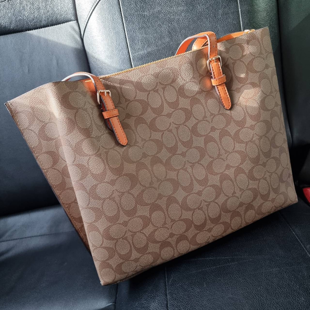 COACH 1665 MOLLIE TOTE IN SIGNATURE CANVAS กระเป๋าโท้ทใบใหญ่ ไม่ต้องกลัวของหล่นหายอีกต่อไป!! ทรงสวยใส่ของได้เยอะจริงๆ สีนี้คือคุณหนูหรูจัดมาก!! วัสดุหนังแคนวาสเคลือบลาย ภายในโล่งกว้าง มีช่องซิปกลางใส่ของได้อีก สะพายใบนี้ไปต่างจังหวัดได้สบายๆ ตอบโจทย์สาวๆท