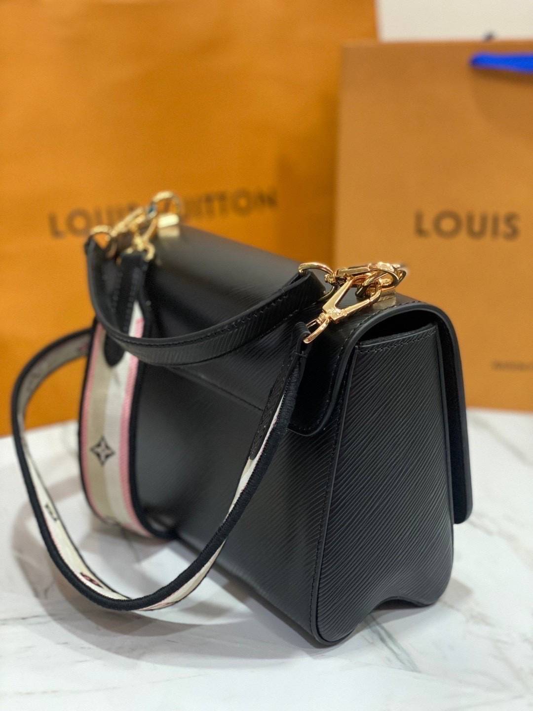 ORI หนังแท้ | LV Twist MM bag Epi grain leather กระเป๋าสะพาย/กระเป๋าถือรุ่น พร้อมสายสปอร์ต หนังลายเกรน Epi โดดเด่นด้วยโลโก้หน้า สวยหรูเป็นเอกลักษณ์ ดีไซน์คัลเลอร์บล็อค สัมผัสโดดเด่นแมตช์กับทุกสไตล์