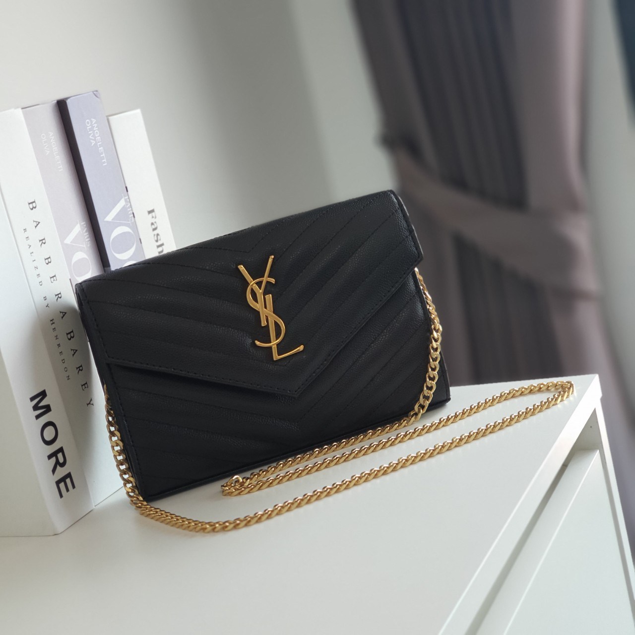 YVES SAINT LAURENT YSL BAG VIP GIFT WITH PURCHASE (GWP) พรีเมี่ยมกิ้ฟ Limited Edition จาก YSL DUTY FREE COUNTER วัสดุหนังแท้ลายคาเวียร์ ทรงหน้าจดหมายลายทาง สวยหรูมาก อะไหล่ทอง เปิดปิดด้วยกระดุมแม่เหล็ก ภายในโล่งมี2ช่องใหญ่ ช่องซิปใหญ่ มีที่ใส่บัตร12ใบ มาพ