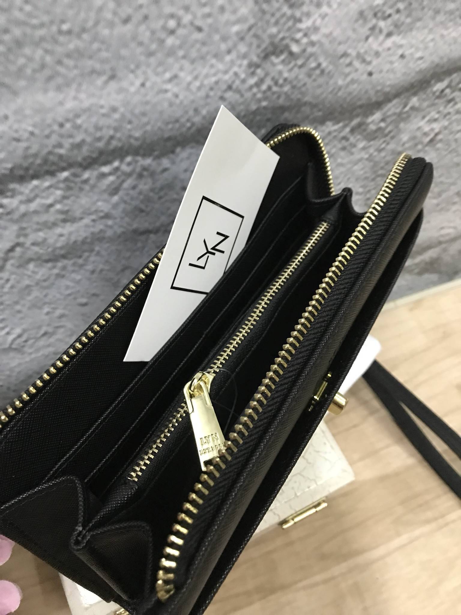 LYN CARLSTON LONG WALLET BAG พร้อมส่งรุ่นใหม่ล่าสุดอีกรุ่นค่ะ !!! กระเป๋าสตางค์ใบยาวแบบซิป ลายหนังซาฟเฟียโน่ ติดโลโก้แบรนด์ตัวใหญ่ ด้านหน้ามีช่องยาวเปิดปิดแบบตัวหมุนล้อค มีช่องใช้งานได้ ด้านบนเปิดปิดด้วยซิปรอบ หัวซิปสายหนังสามารถถอดออกหรือคล้องมือถือเป็นค