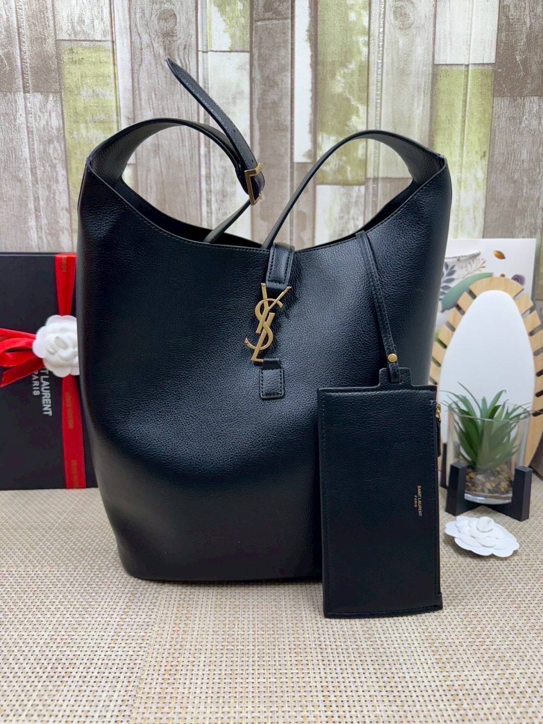 ORI หนังแท้ | YSL LE 5 À 7 hobo in grained leather 30cm / YSL Bucket Bag กระเป๋าสะพายทรงบัคเก็ต งานหนังแท้ลายเกรนใบใหญ่ ดีไซน์รูปทรงใช้งานง่าย ภายในโล่งกว้างมาก มาพร้อมใบเล็กเข้าชุด