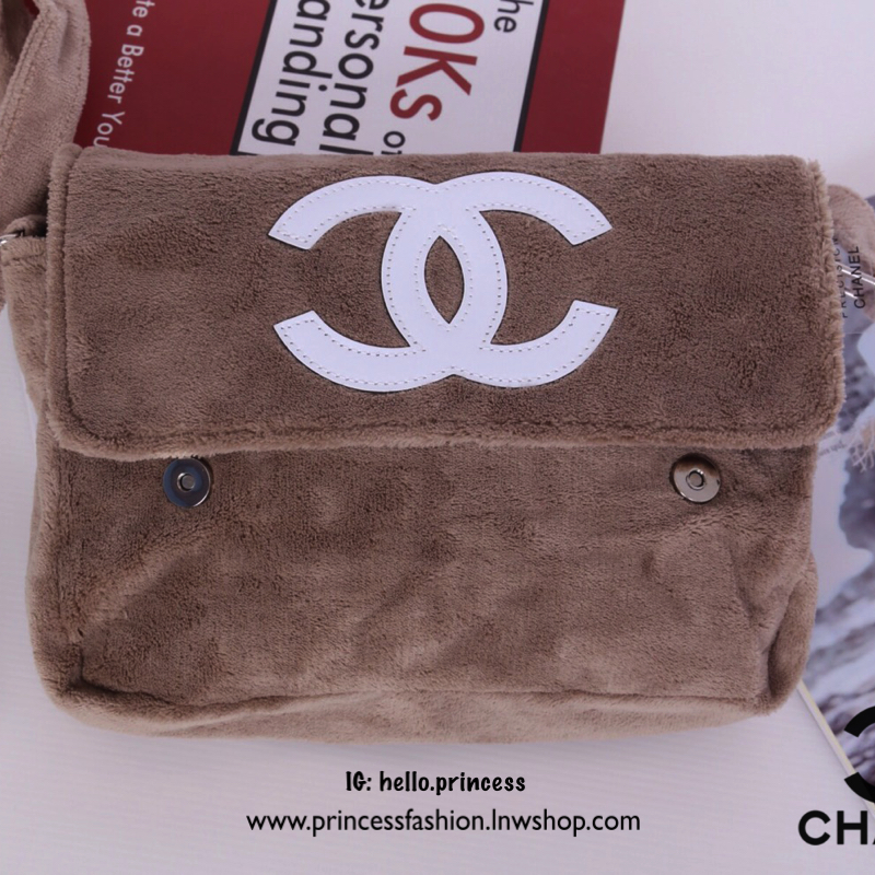 Chanel Beaute Crossbody Bag กระเป๋าสะพาย VIP GIFT ของแท้ จาก Chanel Cosmetic แท้💯 วัสดุขนวูลหนานุ่ม ตัดโลโก้แบรนด์หนังสีขาวสวยโดดเด่น น้ำหนักเบา เปิดปิดด้วยฝาปิดกระดุมแม่เหล็ก ใบใหญ่กำลังดี ใส่ iPad, กระเป๋าสตางค์ใบยาว, และของจุกจิกได้เยอะ มาพร้อม