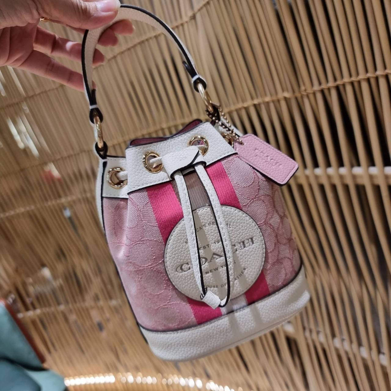 COACH C5121 DEMPSEY 15 DRAWSTRING MINI BUCKET BAG น้องคนสวยมาใหม่จ้า รุ่นใหม่กริ๊บ!! ยังไม่เข้าช็อปไทย ละมุนคุณหนูต้องมาแล้วแหละ กระเป๋าทรงถังไซส์มินิ ใช้งานง่ายด้วยการรูดหนังปิดรอบปากกระเป๋า ทุกอย่างลงตัวที่สุด!! มาพร้อมตัวห้อยรูปหัวใจสีทองกุ๊กกิ๊ก น่ารั