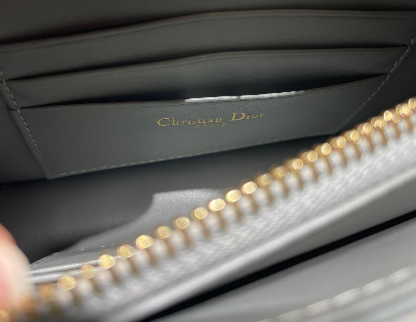 Caro Every Dior Pouch / Dior Clutch Bag Cloud Supple Cannage Leather กระเป๋าทรงคลัชพอช หนังแท้ ทรงเสนห์ผสมผสานดีไซน์ทันสมัยและใช้งานง่ายได้จริงหลายโอกาส เกรดท็อปออริ เทียบแท้ 1:1 ใช้งานต่างประเทศ