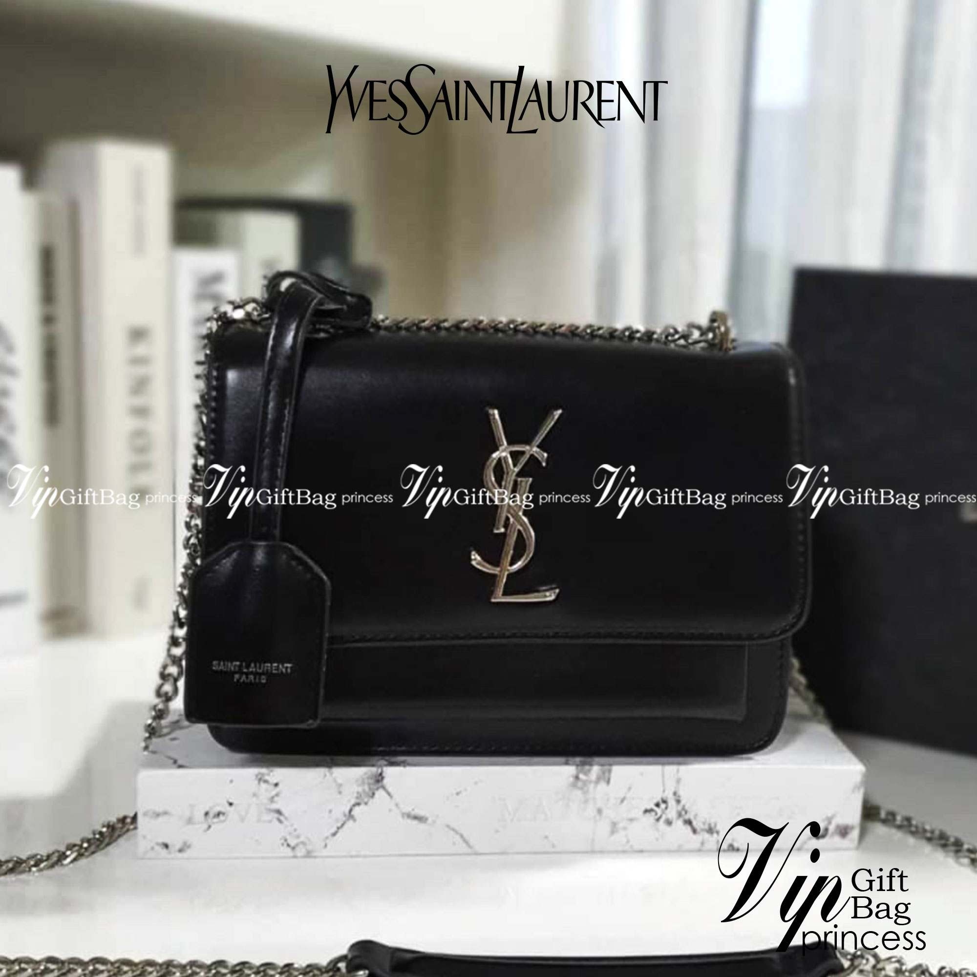 YVES SAINT LAURENT YSL BAG VIP GIFT WITH PURCHASE (GWP) พรีเมี่ยมกิ้ฟ Limited Edition จาก YSL DUTY FREE COUNTER วัสดุหนังแท้ Calfskin ทรงสี่เหลี่ยมหนังสวยหรูอยู่ทรงเปิดปิดด้วยกระดุมแม่เหล็ก ภายในโล่งมีช่องหลัก และช่องย่อยสามารถใส่มือถือของใช้จุกจิกได้เยอะ