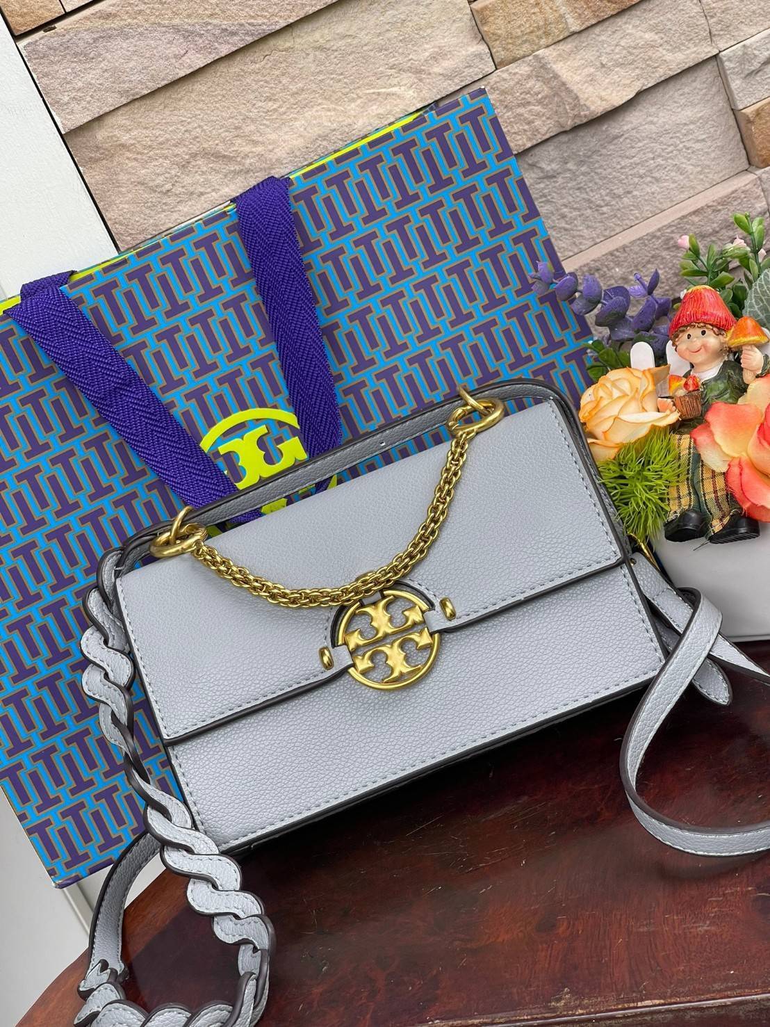 Tory burch miller mini bag หนึ่งในแบรนด์เนมยอดฮิตระดับโลกที่สายแฟชั่นตัวจริงต้องมีสักใบในตู้ เพราะเป็นแบรนด์ที่เหล่าบรรดาเซเลปและดาราใช้กันเยอะมาก รุ่นก็เป็นอีกหนึ่งใบที่คุ้มค่าคุ้มราคามากค่ะ ด้วยดีไซน์กึ่งทางการ กึ่งลำลอง จึงใช้งานได้หลายโอกาส แม้จะมีขนา