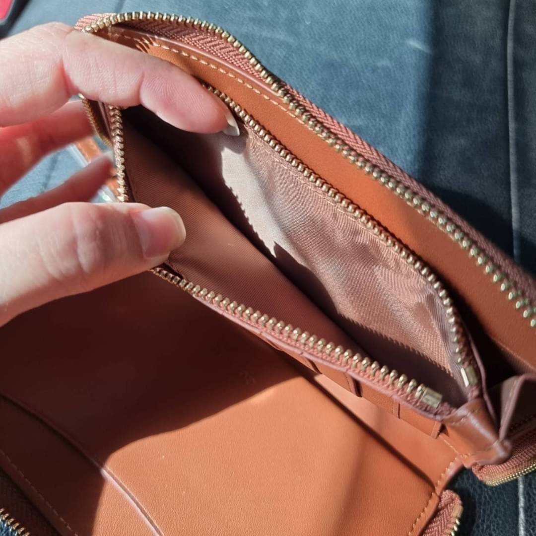 COACH F57468 PHONE WALLET IN SIGNATURE COATED CANVAS กระเป๋าสตางค์ถนอมมือถือ!! 2IN1 สุดๆ ใส่โทรศัพท์ ใส่เงิน ใส่บัตร ครบถ้วน!! จบในใบเดียวจ้า ขนาดกำลังเหมาะมือ วัสดุหนังแคนวาสเคลือบลาย คุณภาพดี สาวๆมีไว้ติดตัวสักใบ ไม่ผิดหวังจ้า