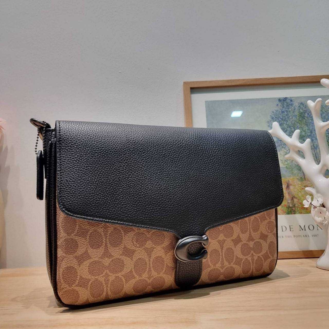COACH Soft Tabby Messenger In Signature Canvas C8430 CH769 ไอเท็มที่หนุ่มๆต้องไม่พลาด กระเป๋าทรงแมสเซนเจอร์ใบใหญ่กำลังพอดี พร้อมด้วยสายสะพาย 2 เส้น