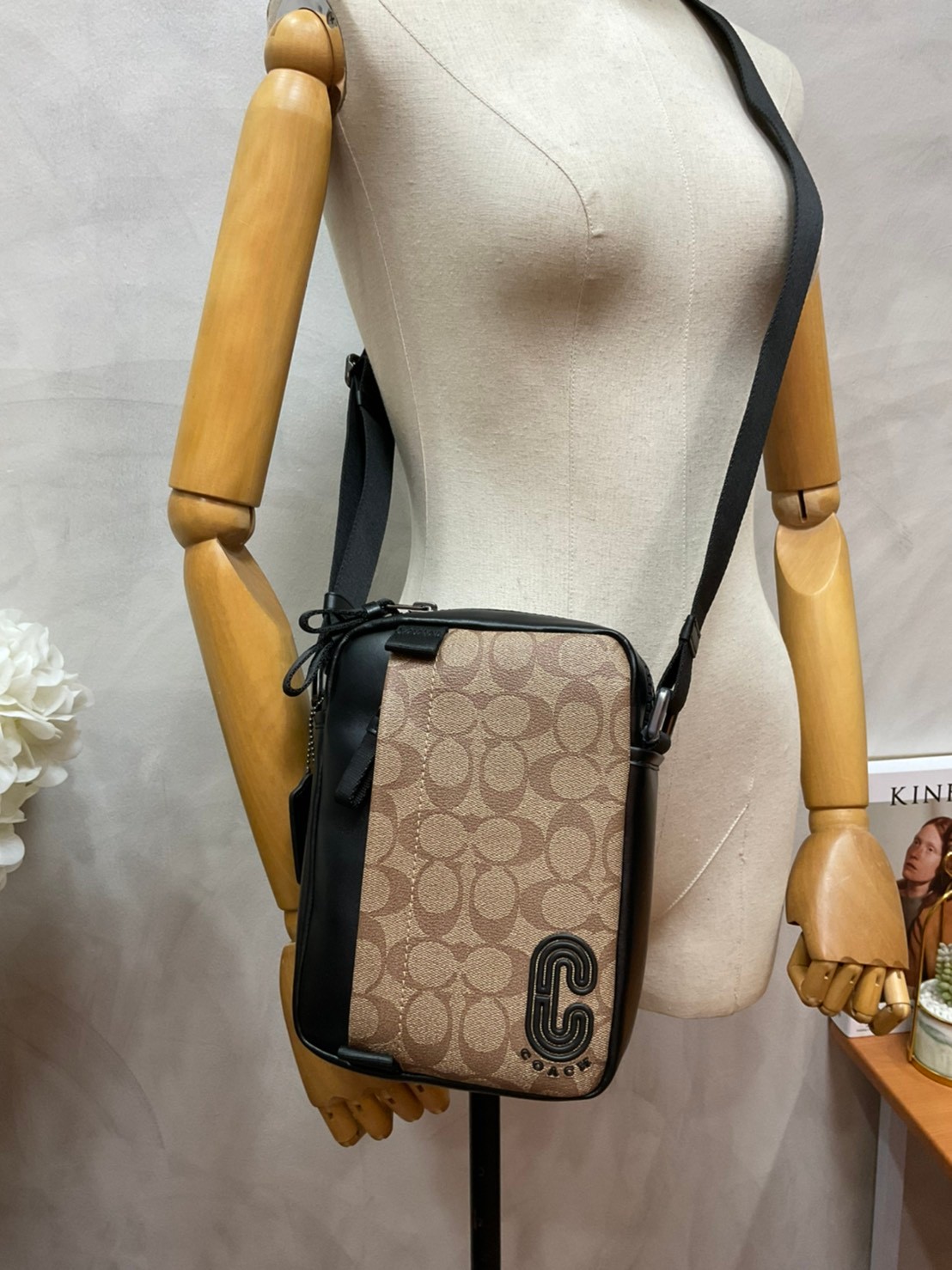 COACH NORTH/SOUTH EDGE CROSSBODY (COACH 5626) IN SIGNATURE CANVAS (COACH 6788) กระเป๋าสะพายผู้ชาย กระเป๋าสะพายรุ่นใหม่ ชนช็อป (!!)รุ่นหายาก สี COBALT MULTI วัสดุทำจาก หนังลูกวัวแท้ เนื้อเรียบ พิมพ์ลาย ขนาดกำลังดี