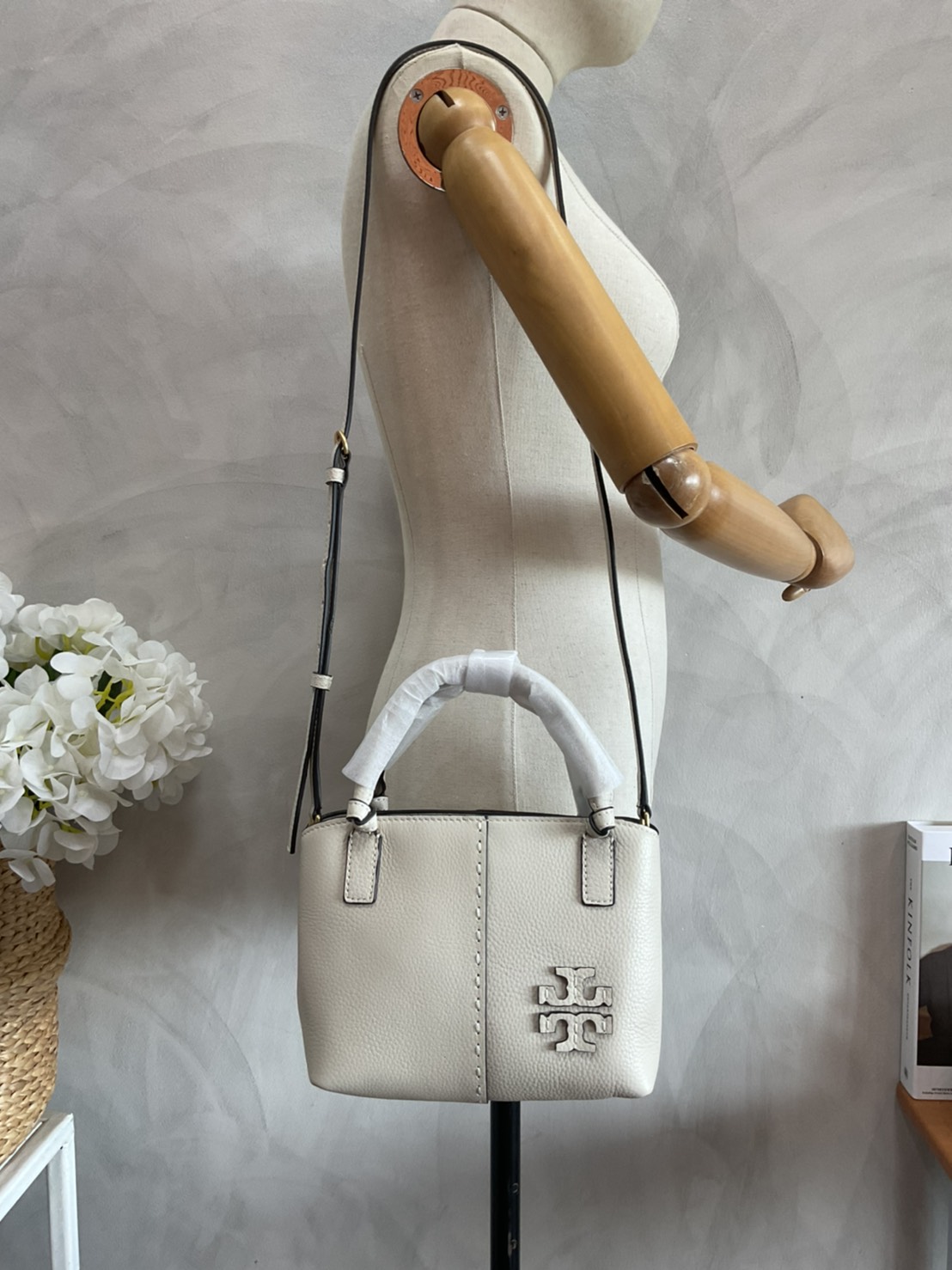 Tory Burch McGraw Mini Satchel กระเป๋าถือ/สะพาย Crossbody วัสดุหนังลูกวัวแท้ 100% ด้านหน้าประดับโลโก้หนัง ตัดเป็นรูปตัว T สัญลักษณ์แบรนด์ ตัวกระเป๋าเดินด้ายเล่นลายเพิ่มลูกเล่น เพื่อความเก๋!!