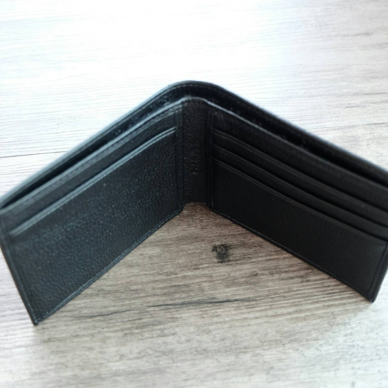 Calvin Klein Short Wallet กระเป๋าสตางค์ใบสั้น ด้านหน้ามี logo brand สีเงิน มาพร้อมกระเป๋าใส่บัตรใบเล็กอีก 1 ใบ จะมอบเป็นของขวัญหรือใช้เองก็แนะนำค่ะ