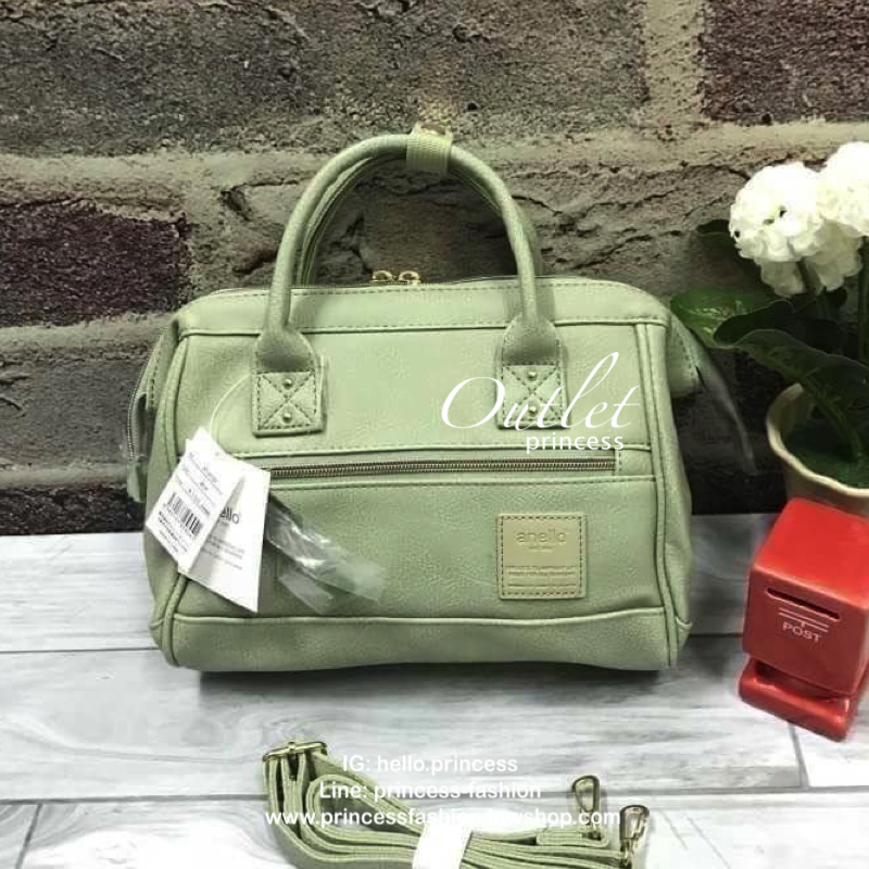 Anello polyester 2 way mini boston bag จากแบรนด์ดังในประเทศญี่ปุ่น กระเป๋าสไตล์คลาสสิค มีโครงปากกระเป๋ากว้างเป็นสัญลักษณ์ วัสดุหนังpu กันน้ำได้ ภายในมีช่องใหญ่และช่องเล็กด้านข้าง2ช่อง เปิดปิดด้วยซิปคู่ มีตัวล้อคที่หูจับ ด้านหน้ามีช่องซิปเล็กใช้งานได้จริง 