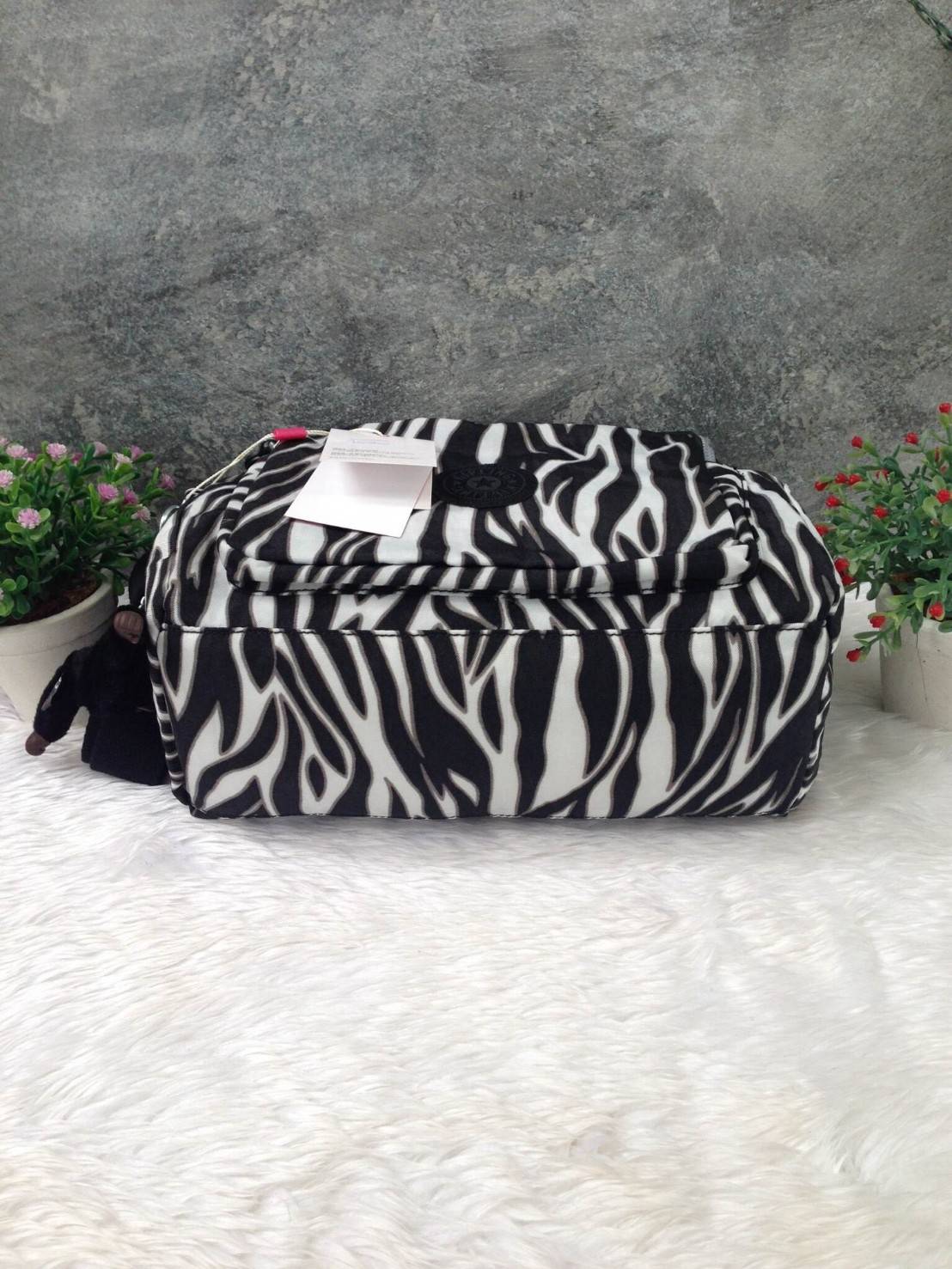 🎄กระเป๋าสะพาย KIPLING รุ่น Reth วัสดุไนล่อนคุณภาพดี มาพร้อมดีไซน์ทันสมัย และสามารถใช้งานได้อย่างดี เข้ากับทุกการแต่งตัว โดดเด่นด้วยพื้นที่ภายในและช่องต่างๆ ที่ให้คุณจัดเก็บของสำคัญได้ครบถ้วน ไม่ว่าจะเป็นมือถือ ปากกา หรือไอเท็มจำเป็นของคุณ สายสามาร