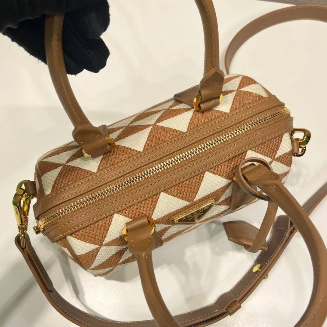 PRADA Symbole embroidered fabric top-handle bag พร้อมส่งรุ่นใหม่ มาแรง กับทรงหมอนอยู่ทรงสวย สาวๆห้ามพลาดเลยค่ะใบนี้ วัสดุทำจากผ้าแคนวาส