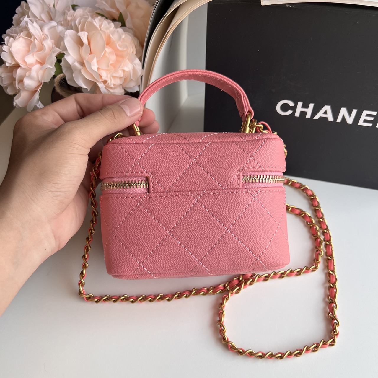 หนังแท้ Chanel Micro Bag / CHANEL Small Vanity Case Caviar Leather / Chanel vanity chain mini พร้อมส่งที่ไทย กระเป๋าสะพายข้างขนาดเล็กน่ารัก ดีไซน์คลาสสิคเรียบหรูเข้ากับทุกลุ๊คแบบไม่มีเอ้าท์ ไอเท็มนี้แนะนำสวยน่าใช้ ไม่ควรพลาดเลยค่าา