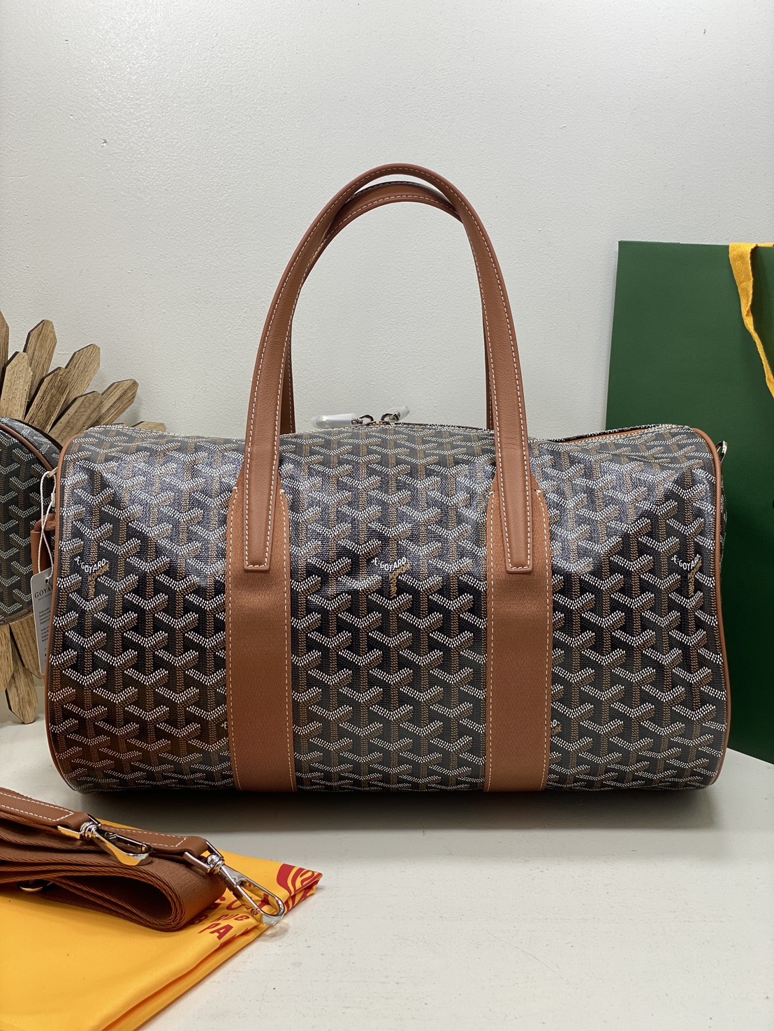 ORI หนังแท้ | Goyard Barrel 40 Sports Bag กระเป๋าสะพายทรง Keepall ใบใหญ่ ดีไซน์สปอร์ต ภายในโล่งกว้าง จุของได้เยอะ มีหูจับด้านบน เพิ่มฟังชั่นหูหิ้วด้านข้าง สะดวกใช้งาน