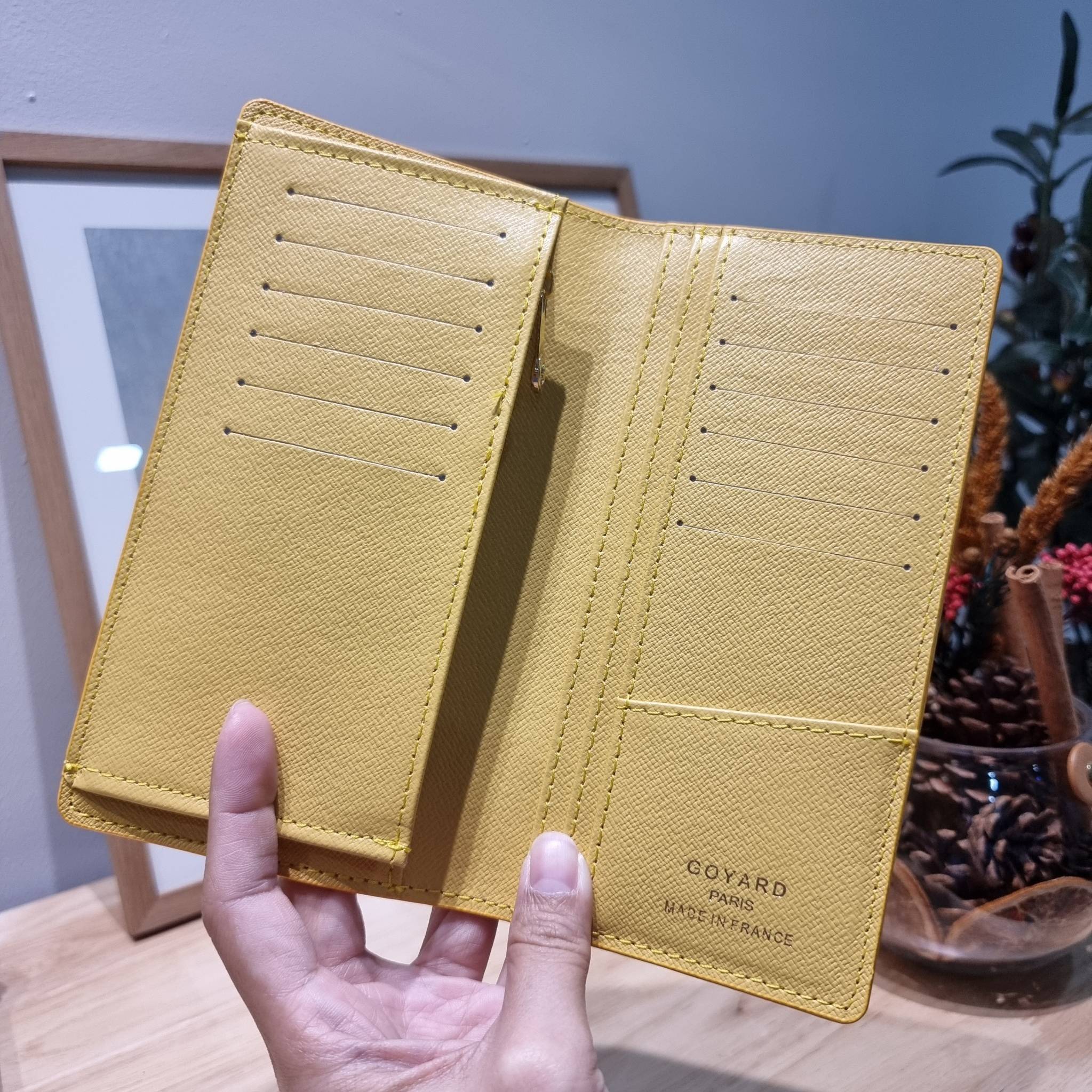 Goyard Bi Fold Long Wallet / GOYARD FLAP WALLET / Goyard Long Wallet กระเป๋าสตางค์ใบยาว รุ่น unisex ที่ใช้ได้ทั้งหนุ่มๆและสาวๆ ไอเท็มนี้ตอบโจทย์สำหรับคนที่ชอบเก็บบัตรเยอะๆ