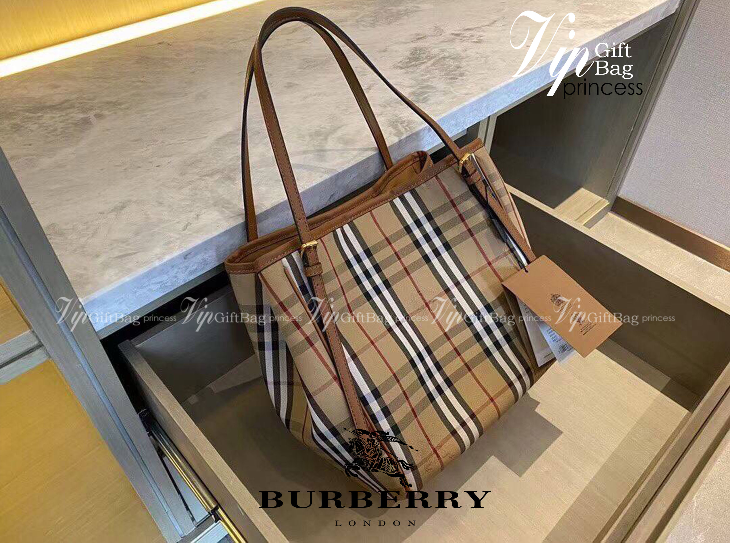พรีเมี่ยมกิ๊ฟแท้ Burberry New War Horse Check Tote Gift Bag