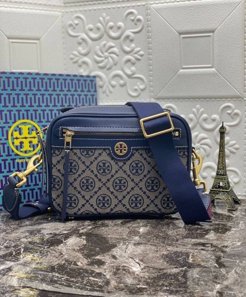 TORY BURCH T MONOGRAM JACQUARD CAMERA BAG การออกแบบที่เรียบง่าย แต่ยังคงความหรูหราเอาไว้ โดดเด่นด้วยลวดลาย T Monogram