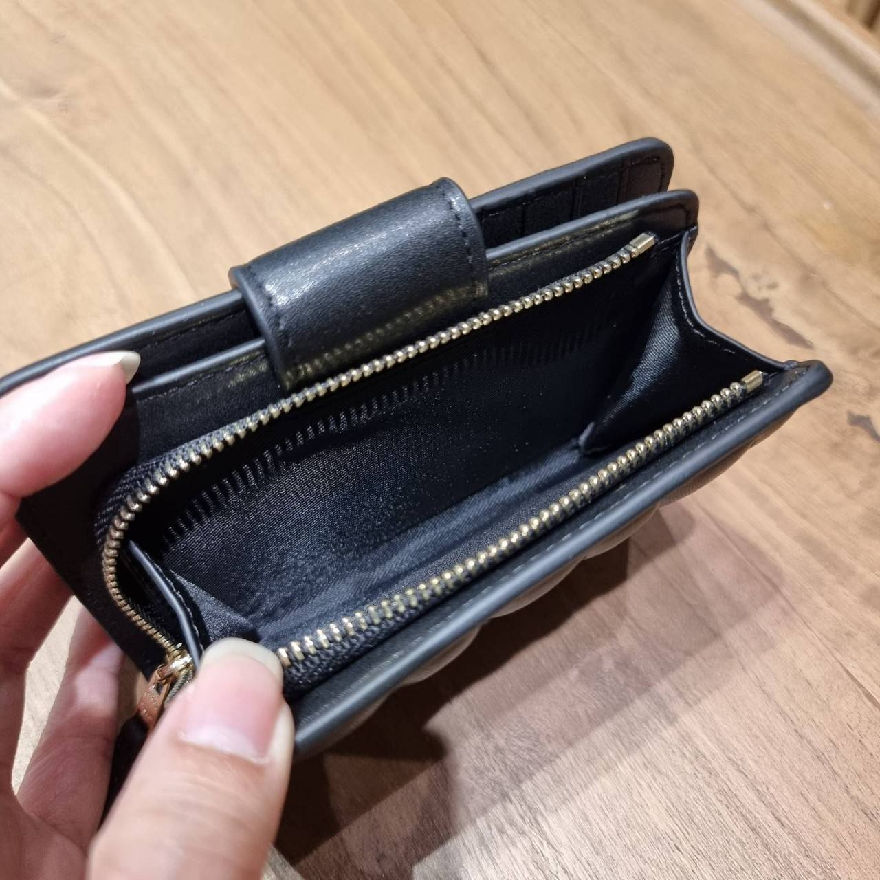 COACH C3454 MEDIUM CORNER ZIP WALLET ความหรูที่ซื้อได้!! กระเป๋าสตางค์ดีไซน์ใหม่ล่าสุด ออกแบบมาหรูดูดี ดีเทลลูกเล่นบุหนัง nappa นิ่มขึ้นเงาสวยมากๆ เปิด-ปิดใช้งานง่าย มีช่องซิปแยก มีช่องใส่บัตร ใส่ธนบัตรได้ทุกชนิด สะดวกใช้จริงๆใบนี้ สาวๆได้ไปใช้แล้วไม่อยาก