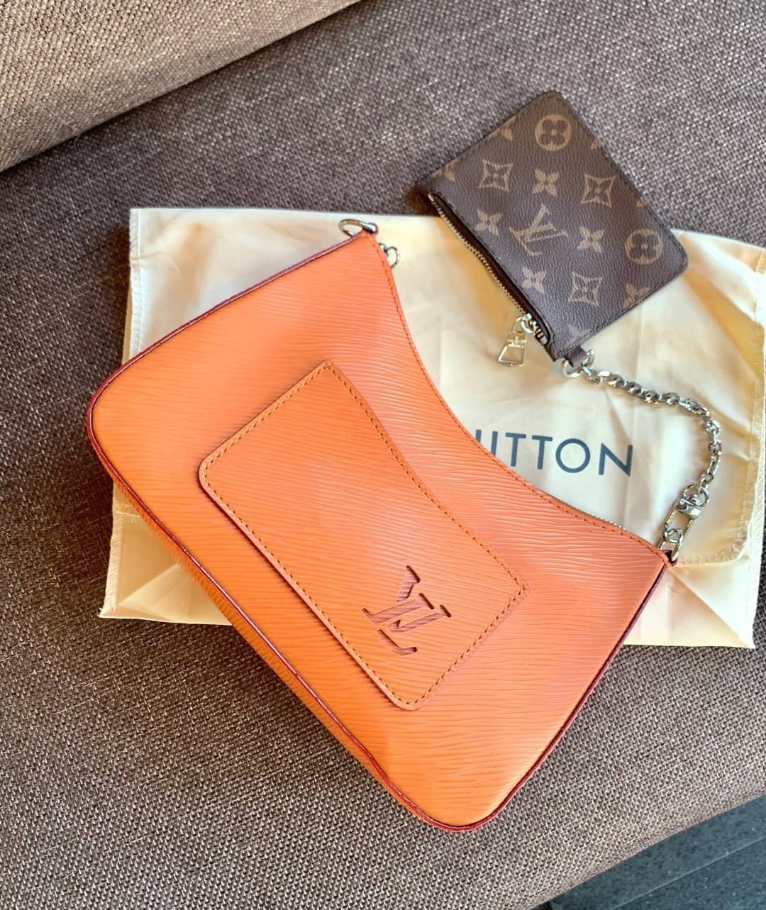 VIP 🥂 LOUIS VUITTON MARELLR EPI LEATHER รุ่นนี้ลายหนังเป็นลายไม้ มีโลโก้แบรนด์แบบฉลุด้านหน้า มาพร้อมกระเป๋าใบลูกแบบซิปจัดเก็บได้ตรงช่องด้านหน้า สามารถถอดออกแยกใช้งานได้ต่างหากนะคะ เปิดปิดกระเป๋าแบบซิป ภายในโล่ง สามารถใส่กระเป๋าเงินใบยาวได้;ของจุกจ