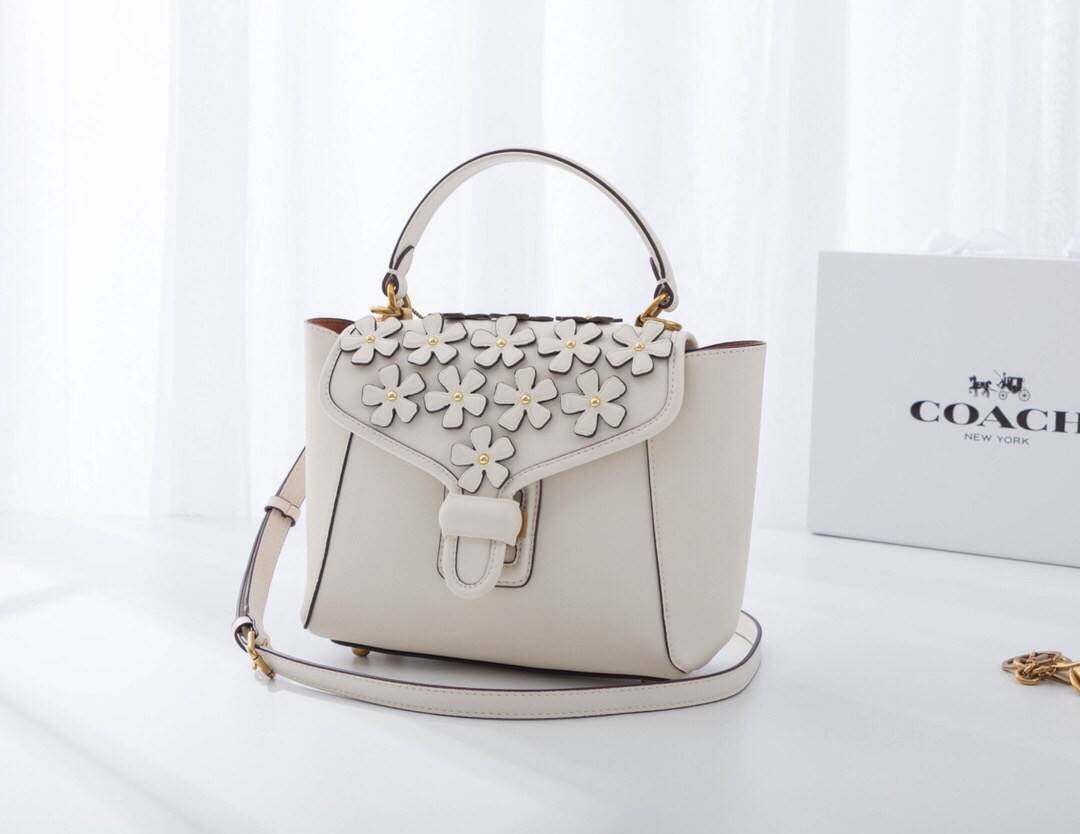 Coach Courier Carryall 23 With Floral Applique สินค้าใหม่ทรงน่ารัก ใช้แล้วดูแพงมากกก มีช่องใส่ขนาดกว้าง ใส่ของได้จำนวนมาก แถมยังสามารถถือเก๋ๆ แบบคุณนาย พร้อมทั้งสะพายเป็น crossbody ก็ได้ โดดเด่นด้วยสีส้น ดูเก๋ไม่เหมือนใครจิงๆ เปิดปิดด้วยกระดุมหมุน ใช้แล้ว